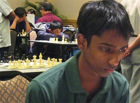 Futur des échecs de l&#39;Asie is borne by talented Singaporean Ravindran Shanmugam (foreground) and Indian FM Srinath Narayanan (background) - dato31