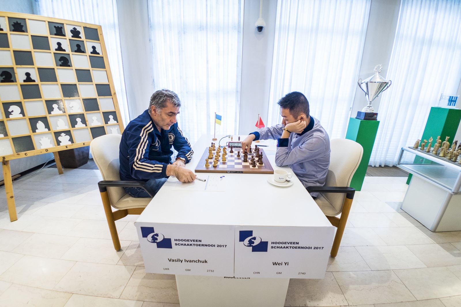 Vassily Ivanchuk and Wei Yi playing their fifth round game