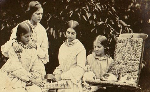 Fanny, Maria, Joanna y Anne Smithin jugando al ajedrez en el jardín de Dinsdale Rectory, Yorkshire (¿con Kitty, la gata a la que Alicia le dijo: “Hace un rato, cuando jugábamos, mirabas como si entendieras. Y cuando dije «¡Jaque!», ronroneaste…”?).