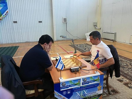Victor Bologan playing against Emil Sutovsky in the final round of Karpov Poikovsky international