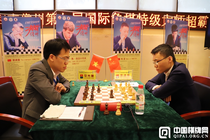 Yu Yangyi and Le Quang Liem during their first round encounter at the Danzhou Masters