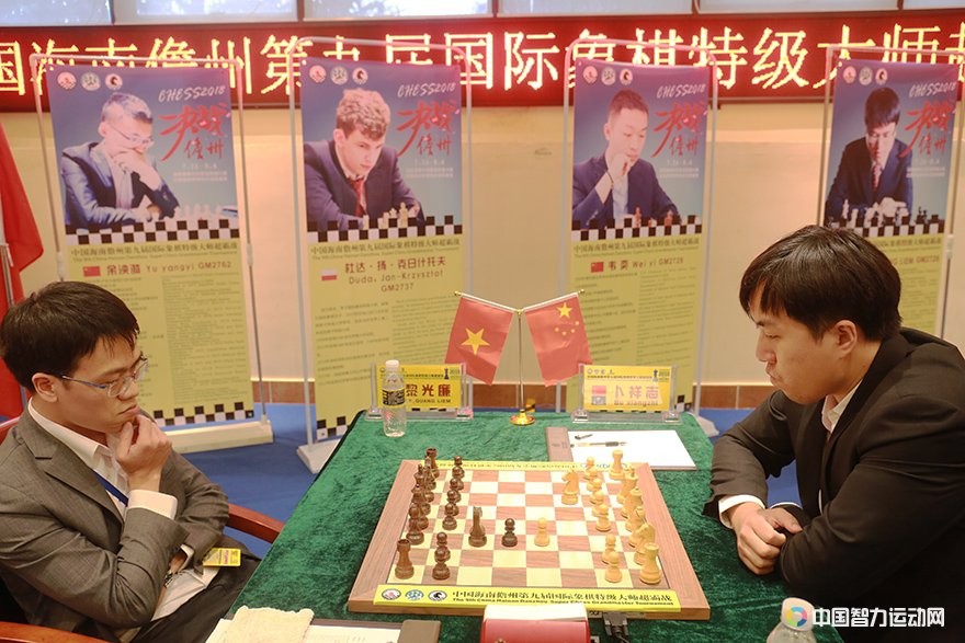 Bu XIangzhi and Le Quang Liem during their third round game at the Danzhou Masters