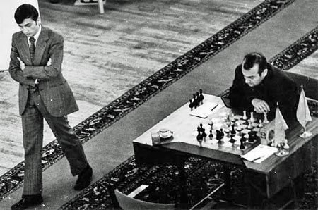 Anatoly Karpov plays against rival Viktor Korchnoi in the World Chess  News Photo - Getty Images