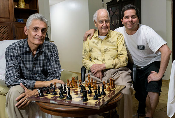 Inmate, checkmate: Chess grandmaster, blindfolded, takes on 10