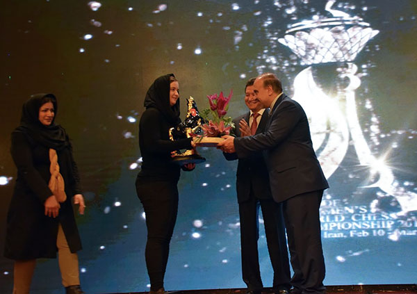 WGM Sabina Foisor receives tributes, the statue of a knight (horse) and flowers, from Iran’s Minister of sport and youth affair, Masoud Soltanifar, and president of FIDE Kirsan Ilyumzhinov. Photo by Reza Mahdipour