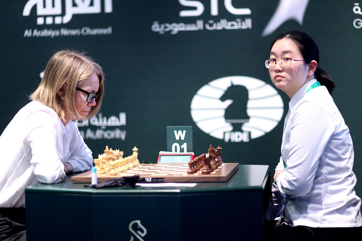 Anna Cramling Challenges Magnus Carlsen to a 3 Minute Blitz Game