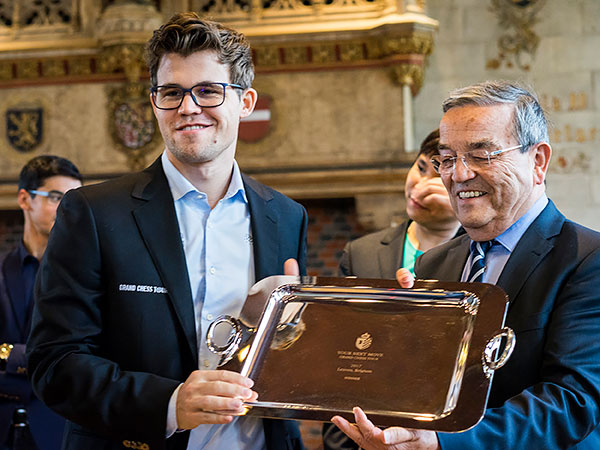 Magnus Carlsen takes a 3-point lead - Champions Chess Tour