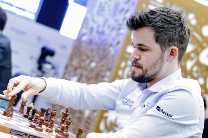 chess24 - Magnus Carlsen with Challenge your brain