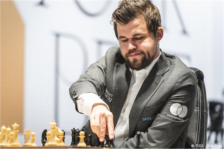 Will Magnus Carlsen be the highest FIDE rating chess player at the end of  2023?