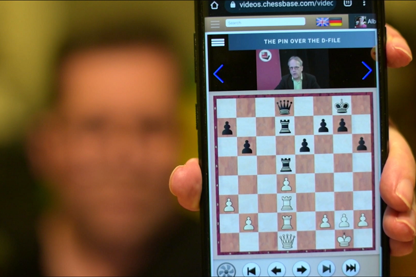Opening  browser version from within iPhone app - Chess