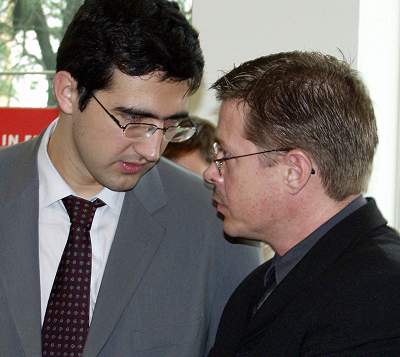 Vladimir Kramnik discusses the situation with manager <b>Carsten Hensel</b> - hensel01-kramnik