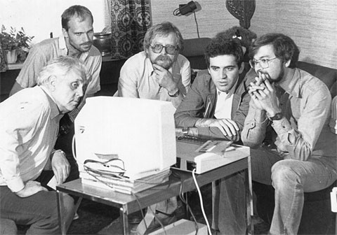 Kasparov looking at Friedel's computer in 1980