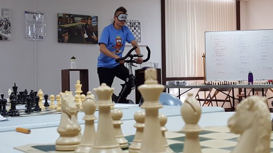 Grandmaster plays 48 games at once, blindfolded while riding
