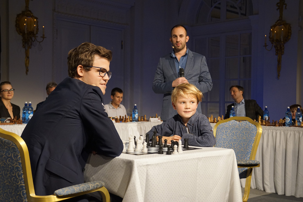 Magnus Carlsen and Arthur Krüger analyse the game | Photo: Nadja Wittmann
