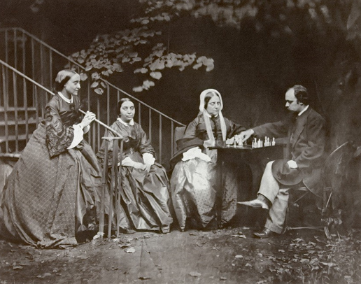 El artista Dante Gabriel Rossetti y su familia (amigos del autor) jugando al ajedrez.
