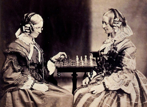 Henrietta y Margaret Lutwidge (tías del autor) jugando al ajedrez. Foto de Lewis Carroll 