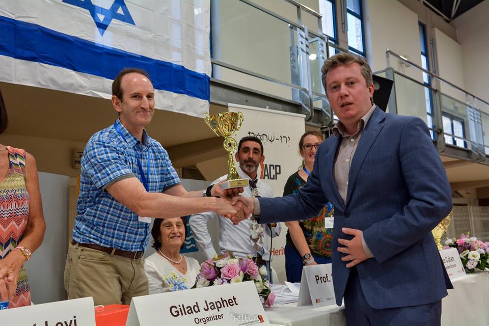 Naiditsch receiving his prize