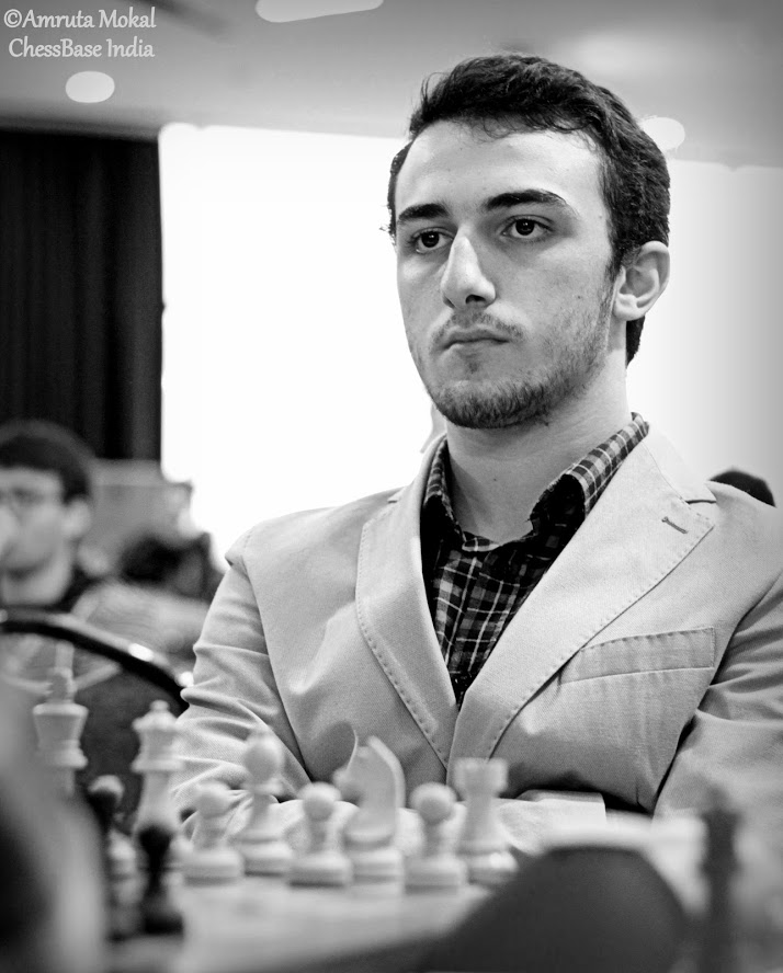 Dubov's next move forces resignation. Find! : r/chess