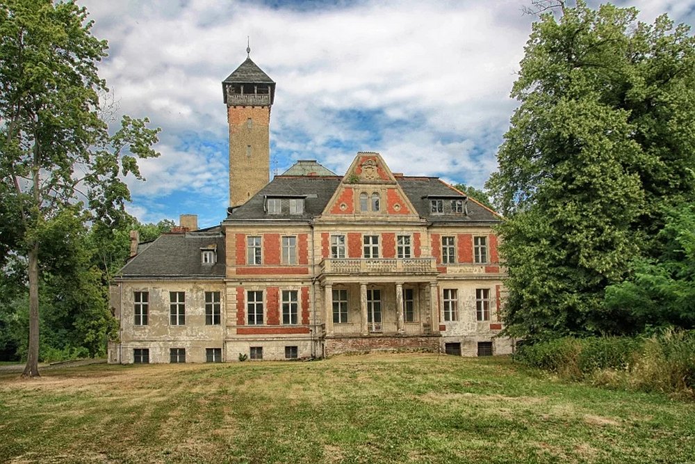 Queen's Gambit orphanage is German Jewish-built castle that was