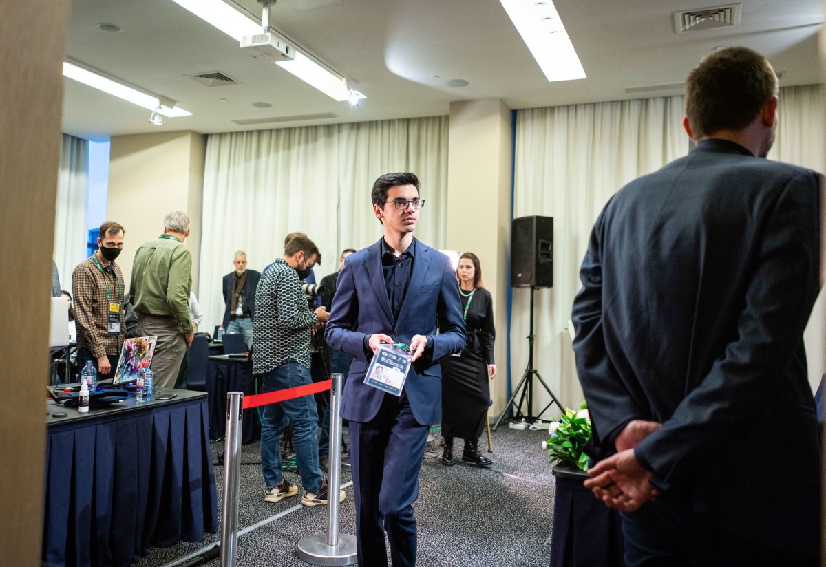 Nepomniachtchi, Giri spoil projected So-Carlsen title duel