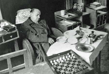 Random fact that no one asked for: The Alekhine Defense is named after  Alexander Alekhine, due to the apparent similarity in structure :  r/AnarchyChess