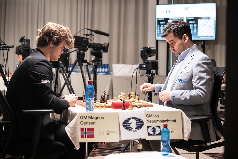 Ian Nepomniachtchi and Nakamura won, to set up finals! It's @gmhikaru vs  @lachesisq in the finals of Fischer Random. 📸 @davidllada…