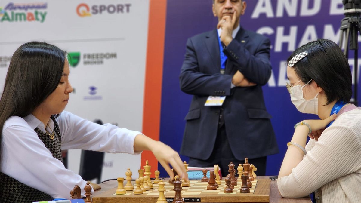 Stefanova Leads Women's World Chess Blitz in Batumi after 9 Rounds;  Kosteniuk, Koneru, Harika Right Behind ~ Chess Magazine Black and White