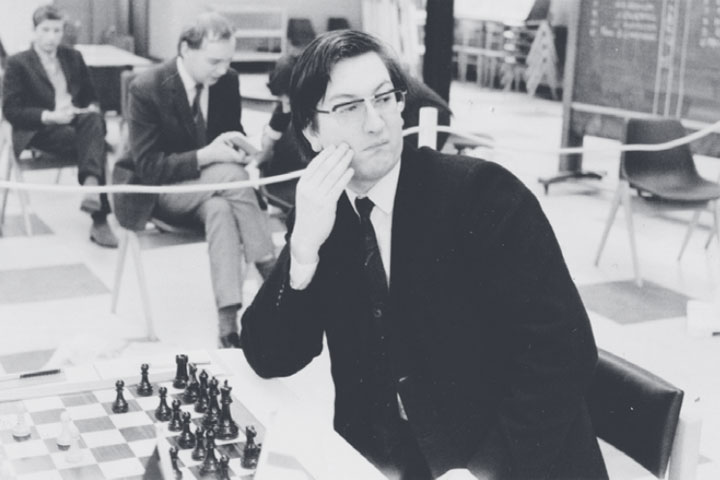 Is there any grandmaster currently who plays a risky game like Tal