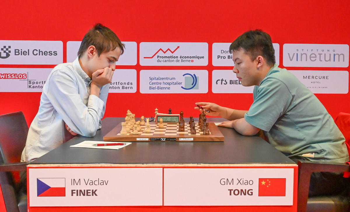 Vaclav Finek, Xiao Tong