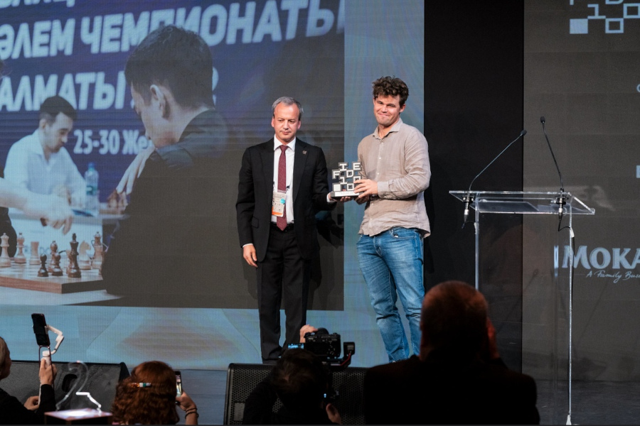 Carlsen speakas against lifting the suspensions on Russia and Belarus