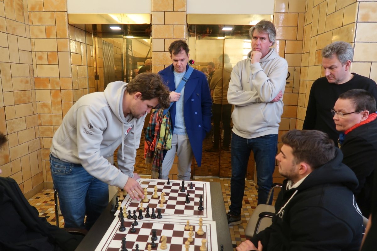 Magnus Carlsen plays in the Bundesliga and makes headlines