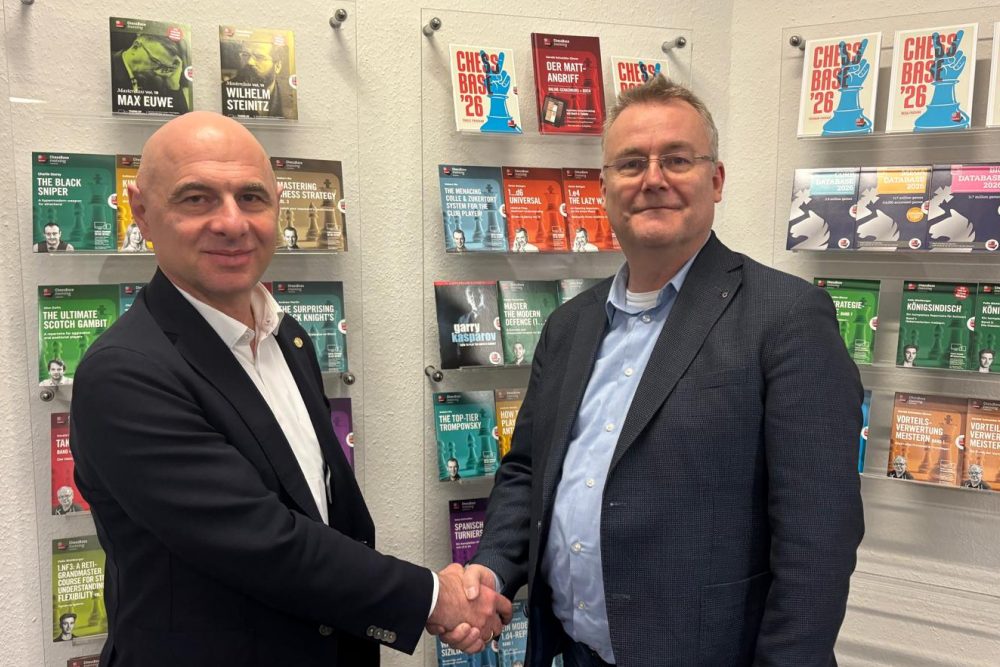 Akaki Iashvili e Rainer Woisin selando parceria ChessBase com a Federação Georgiana de Xadrez