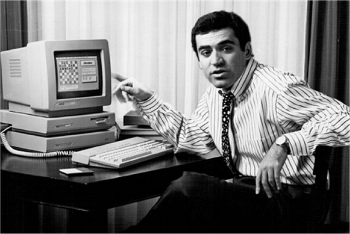Garry Kasparov em confronto com o supercomputador Deep Blue, destacando a vitória humana no primeiro embate.