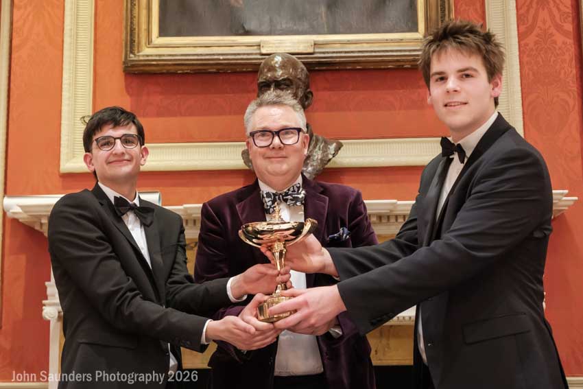 Connor Clarke (capitão de Oxford), Henry McWatters (Royal Automobile Club) e Remy Rushbrooke (capitão de Cambridge) após o 144º Varsity Chess Match.