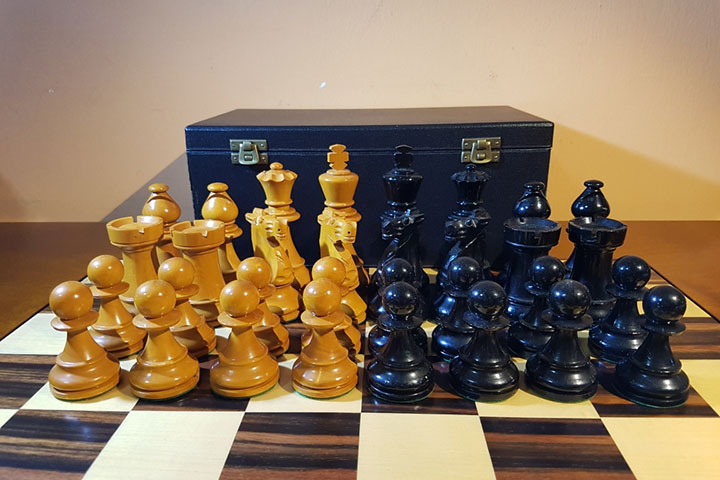 18 Chess Board With Chess Pieces Yugoslavia Series -  UK