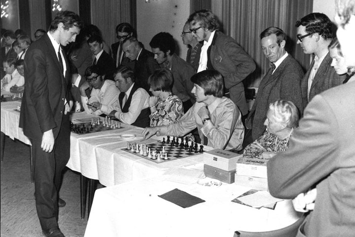 Boris Spassky, Playing in a simultaneous exhibition against…