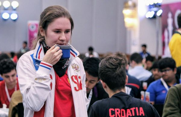 World Junior Rd 8 Yet Another Shuvalova Queen Sacrifice ChessBase 83629 L200
