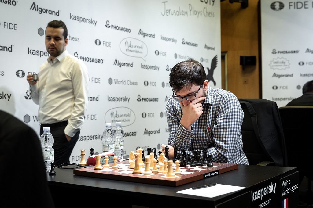 Nepomniachtchi Beats Kasparov, Leads After Day 2 