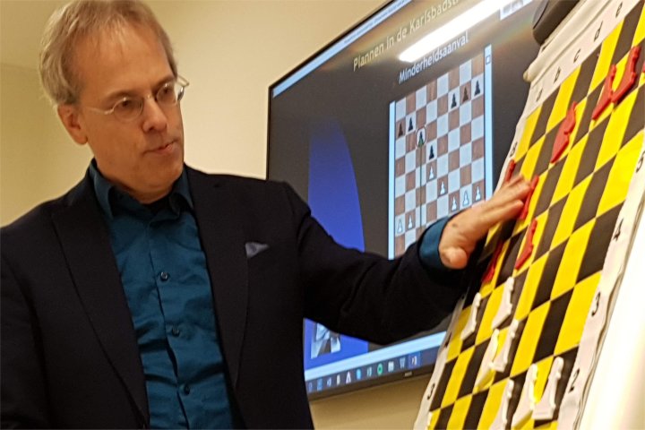 CHESS CORNER: Geometry of Queen critical