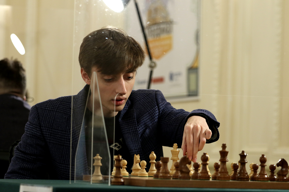Podcast with Daniil Dubov about cheating in chess, Russian politics and his  daily routine : r/chess