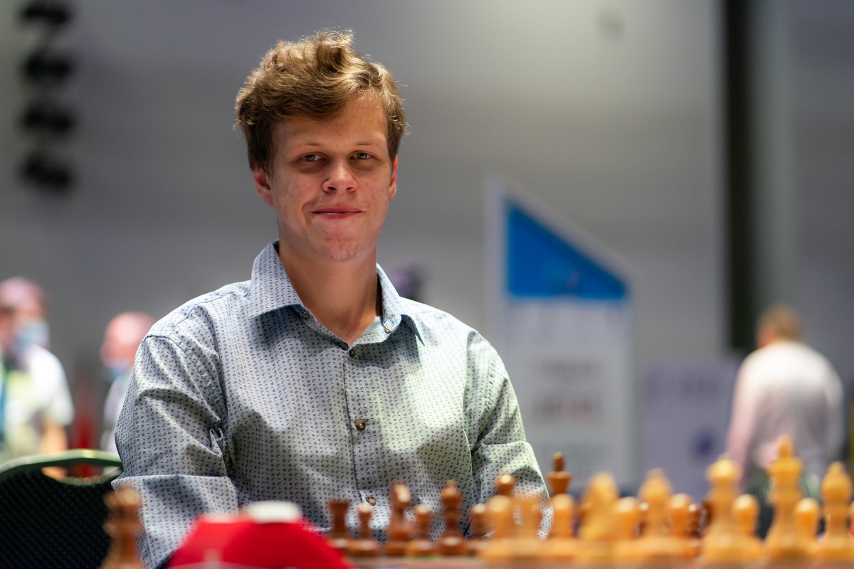 Magnus Carlsen loses to Artemiev in Chessable Masters